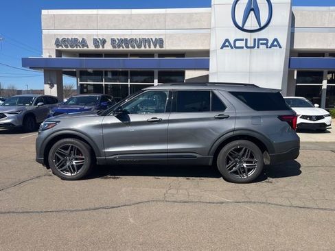 Used 2025 Ford Explorer ST-Line w/ ST-Line Street Pack image 4