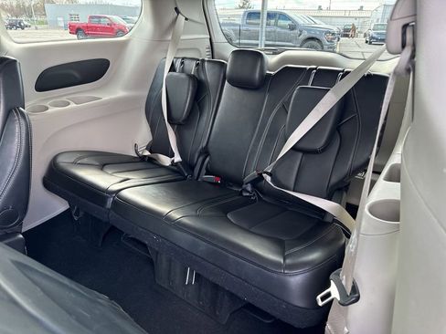 Used 2024 Chrysler Pacifica Touring-L FWD image 18