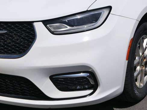 Used 2022 Chrysler Pacifica Touring-L image 3