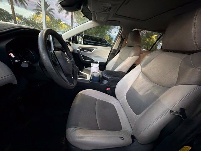 Used 2019 Toyota RAV4 XLE w/ Convenience Package FWD image 5