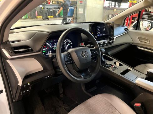 Used 2025 Toyota Sienna LE image 8