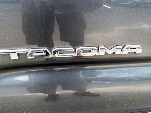 Used 2019 Toyota Tacoma TRD Sport AWD/4WD image 30