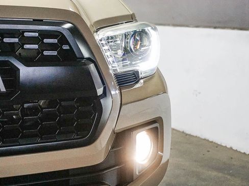 Used 2019 Toyota Tacoma TRD Off-Road w/ Technology Package image 4