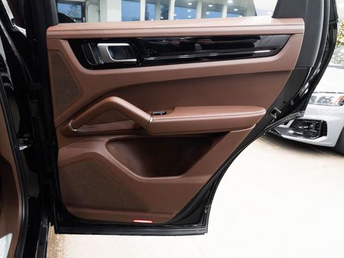 Used 2023 Porsche Cayenne image 21