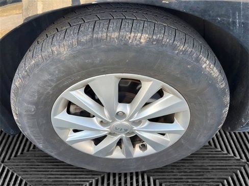 Used 2018 Kia Sedona LX image 7