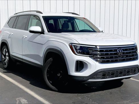 Used 2024 Volkswagen Atlas SE image 2