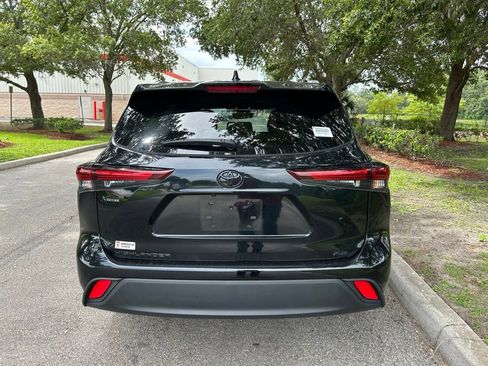 Used 2024 Toyota Highlander XLE FWD image 4