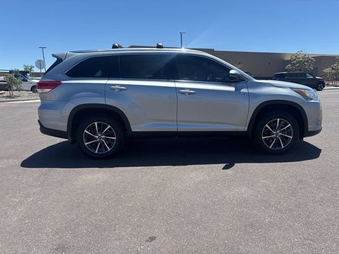 Used 2019 Toyota Highlander XLE AWD/4WD image 3