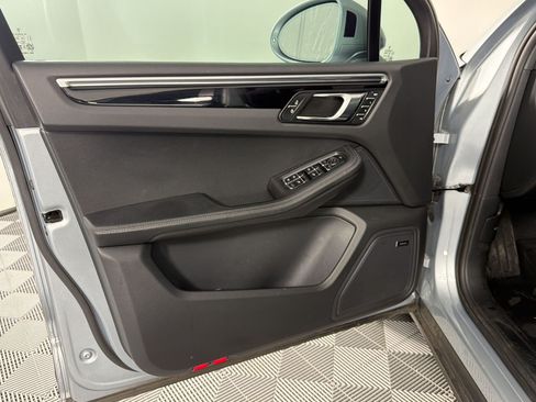 Certified 2024 Porsche Macan AWD/4WD image 27