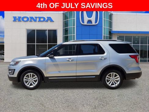 Used 2017 Ford Explorer XLT FWD image 6