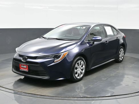 Used 2025 Toyota Corolla LE image 2
