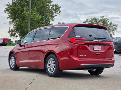 Certified 2025 Chrysler Pacifica Select FWD image 6