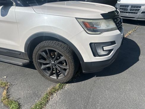 Used 2017 Ford Explorer XLT w/ Equipment Group 202A AWD/4WD image 12