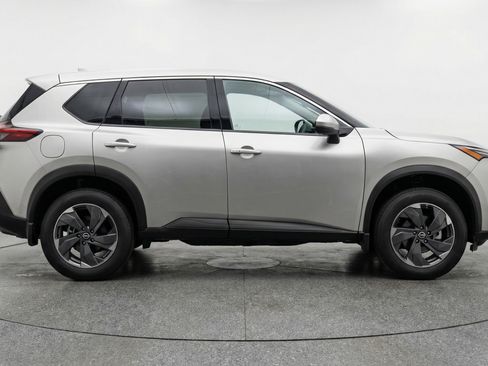 Used 2025 Nissan Rogue SV image 11