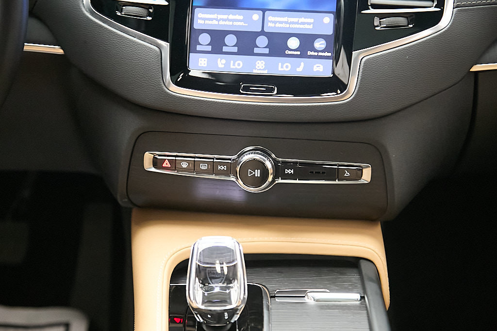 Certified 2023 Volvo XC90 B6 Ultimate w/ Protection Package Premier AWD/4WD image 33