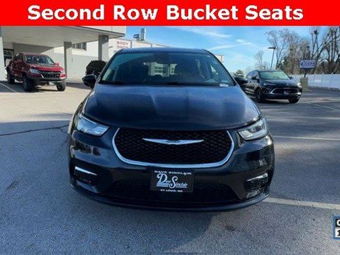 Used 2024 Chrysler Pacifica Limited image 3