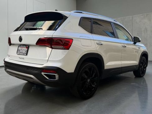 Used 2022 Volkswagen Taos SE w/ Panoramic Sunroof Package FWD image 6