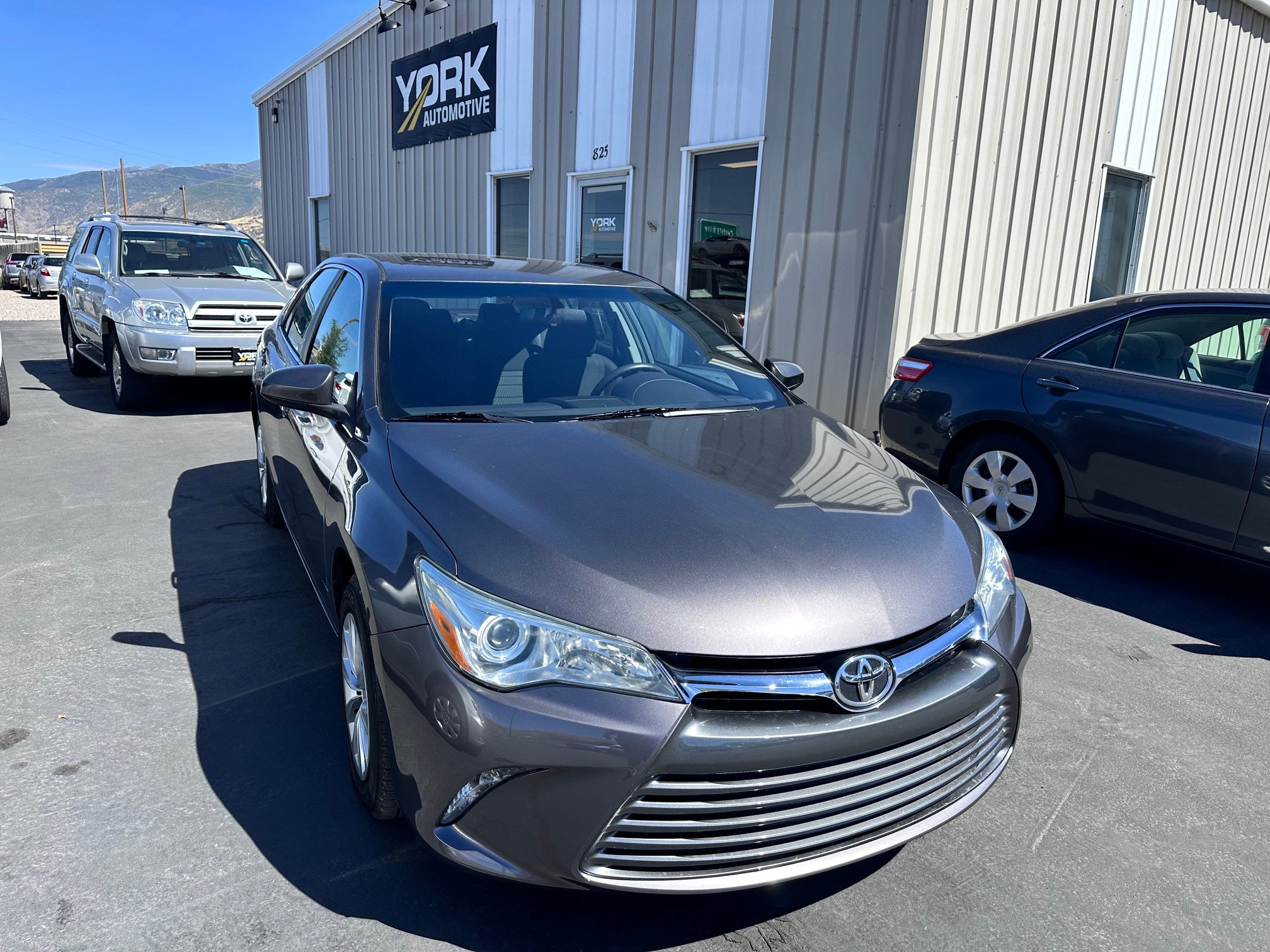 Used 2017 Toyota Camry LE FWD image 1