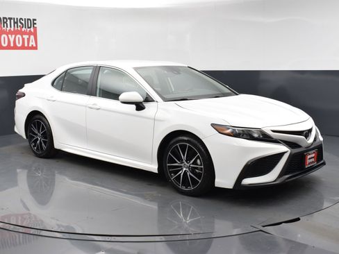 Used 2024 Toyota Camry SE image 6