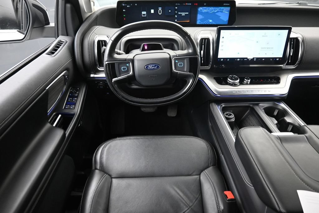 Used 2025 Ford Expedition Platinum w/ Driver's Package AWD/4WD image 17