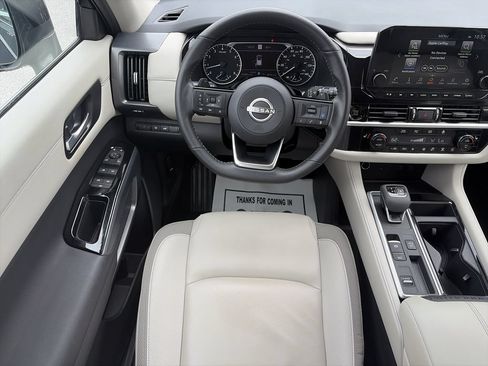 Used 2025 Nissan Pathfinder SL FWD image 15