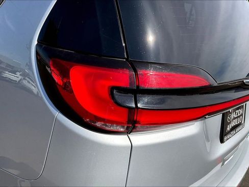 Used 2023 Chrysler Pacifica Touring-L FWD image 23