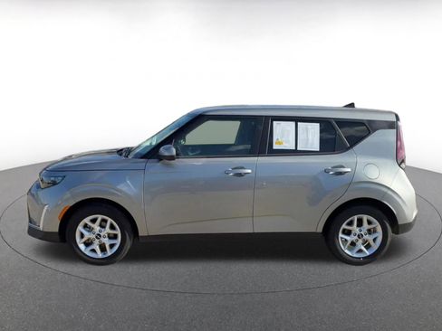 Used 2025 Kia Soul LX w/ LX Technology Package FWD image 7