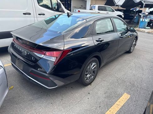 Used 2024 Hyundai Elantra SEL FWD image 17