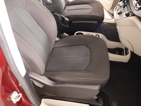 Used 2020 Chrysler Pacifica Touring image 14