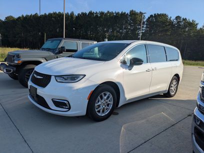 Used 2025 Chrysler Pacifica Select