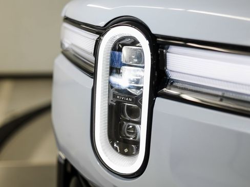 Used 2025 Rivian R1T Adventure image 13