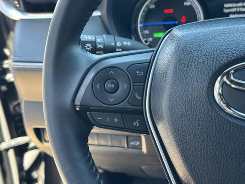 Used 2023 Toyota Venza XLE image 21