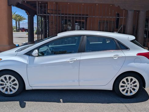 Used 2017 Hyundai Elantra GT FWD image 5
