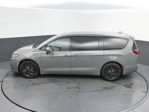 Used 2022 Chrysler Pacifica Limited w/ Uconnect Theater Family Group image 24