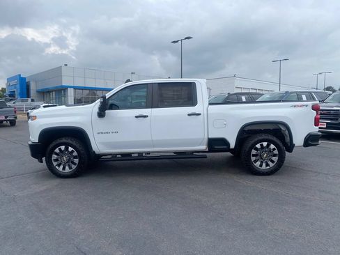 Used 2022 Chevrolet Silverado 2500 Custom w/ Custom Value Package AWD/4WD image 2