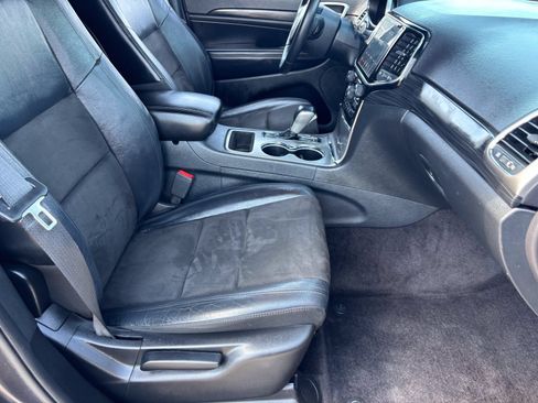 Used 2019 Jeep Grand Cherokee Altitude AWD/4WD image 12