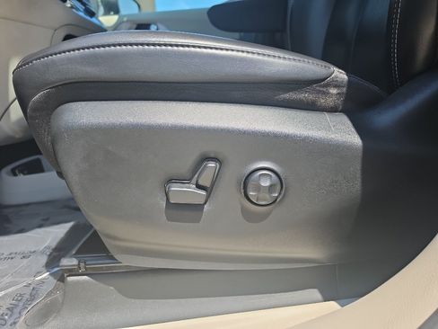 Used 2023 Chrysler Pacifica Touring-L FWD image 15