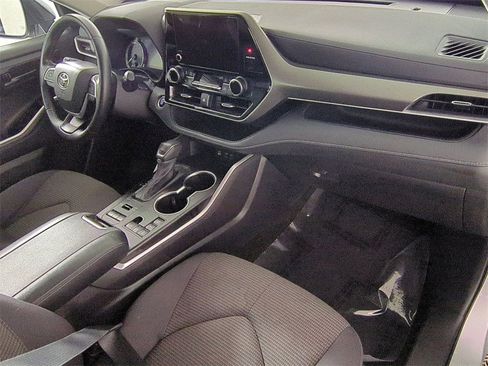 Used 2024 Toyota Highlander LE image 28