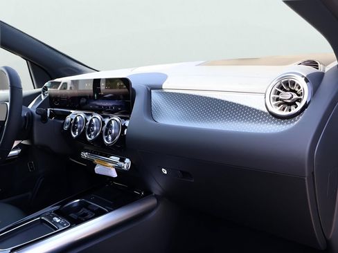 New 2025 Mercedes-Benz GLA 250 4MATIC image 11