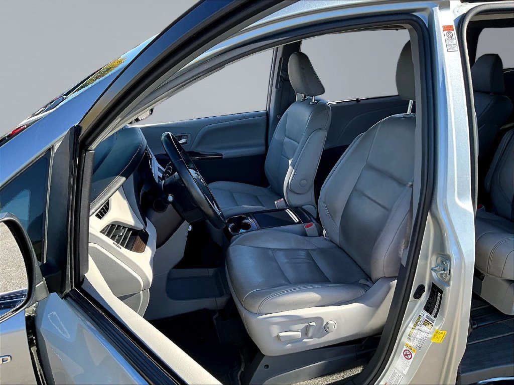 Used 2019 Toyota Sienna XLE Premium w/ Carpet Mat Package AWD/4WD image 23