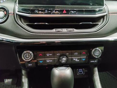 Used 2025 Jeep Compass Trailhawk AWD/4WD image 30