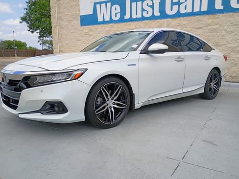 Used 2022 Honda Accord Touring image 2