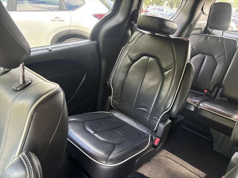 Used 2025 Chrysler Pacifica Limited FWD image 43