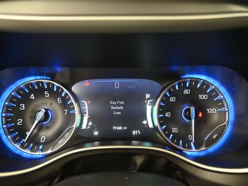 Used 2023 Chrysler Pacifica Touring-L FWD image 14