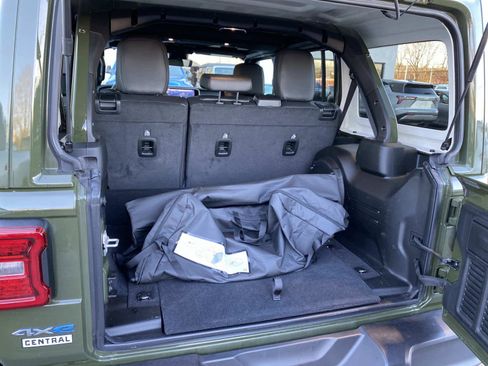 Used 2024 Jeep Wrangler Sahara w/ Technology Group image 5