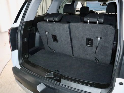 Used 2023 GMC Acadia SLE image 17