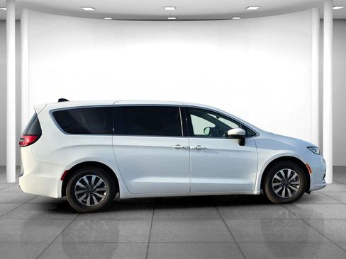 Used 2023 Chrysler Pacifica Touring-L image 8