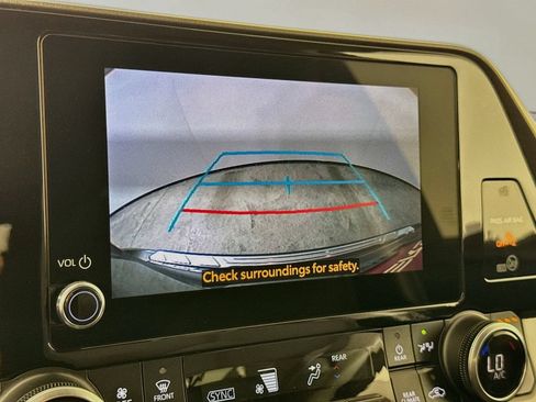Used 2024 Toyota Highlander LE AWD/4WD image 18