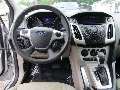 Used 2013 Ford Focus SE w/ SE Winter Pkg FWD image 19
