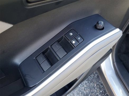 Used 2021 Toyota Highlander LE image 9